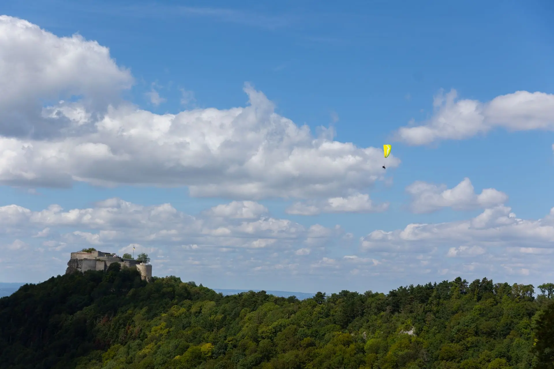 Gleitschirm über der Burg Hohenneuffen auf der Schwäbischen Alb
