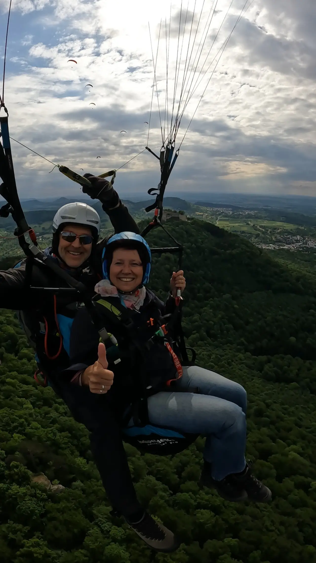 Daumen hoch beim Tandemflug mit Blick auf die Burg Hohenneuffen